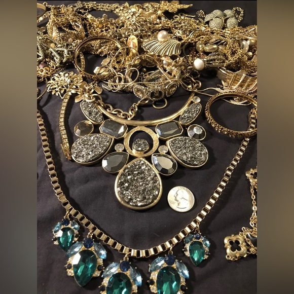 Huge 3 LB Vintage Mod Jewelry Lot MYSTERY BOX Wearable Estate Sale - Picture 9 of 14